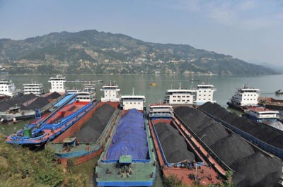 众多货轮停靠在三峡大坝上游湖北省秭归县沙湾锚地等待过闸