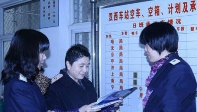 货运人员正在对当日运输计划进行核实