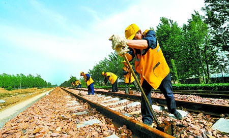 铁路工人正在山西中南部铁路大通道河南濮阳段施工现场