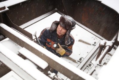 检车员在雪中检查春耕物资列车